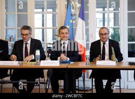 Der französische Innenminister Gerald Darmanin (C), der Pariser Polizeipräfekte Laurent Nunez (R) und der Präfekte der Region Ile-de-France Marc Guillaume (L) nehmen am 15. Januar 2024 an einer Sitzung zu den Olympischen Spielen in Paris im Hauptquartier der Unterpräfektur Saint-Denis im Norden von Paris Teil. Die Olympischen Spiele in Paris finden vom 26. Juli bis 11. August statt. Foto: Geoffroy Van der Hasselt/Pool/ABACAPRESS.COM Stockfoto