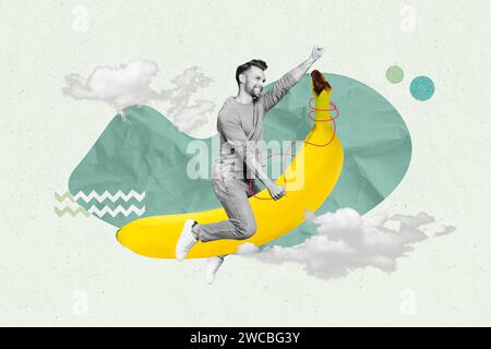 Horizontales kreatives Foto-Collage-Kunstwerk-Poster des positiven lustigen Mannes, der sich vorwärts bewegt, indem er große Bananen zwischen Wolken auf abstraktem Hintergrund reitet Stockfoto