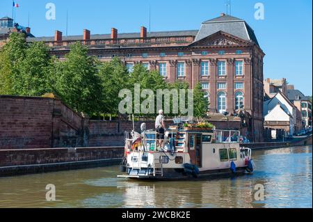 Hausboot auf dem Rhein-Marne-Kanal mit Schloss Rohan, Saverne, Elsass, Frankreich Stockfoto