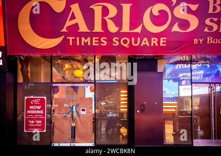 Carlo’s Bake Shop am Times Square, Einstellung vor der Eröffnung, am Sonntag, 7. Januar 2023. Die familiengeführte Bäckerei mit dem Bäcker Buddy Valastro, seiner Familie und seiner Crew, ist eine beliebte Fernsehsendung mit dem Namen „Cake Boss“ (© Richard B. Levine). Stockfoto