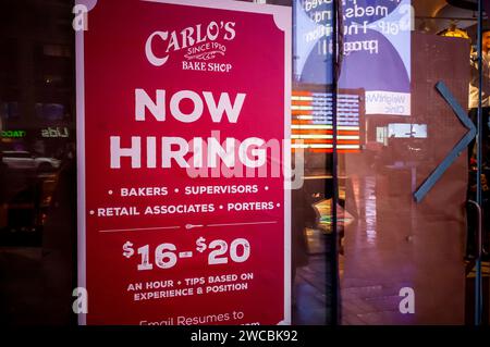 Carlo’s Bake Shop am Times Square, Einstellung vor der Eröffnung, am Sonntag, 7. Januar 2023. Die familiengeführte Bäckerei mit dem Bäcker Buddy Valastro, seiner Familie und seiner Crew, ist eine beliebte Fernsehsendung mit dem Namen „Cake Boss“ (© Richard B. Levine). Stockfoto