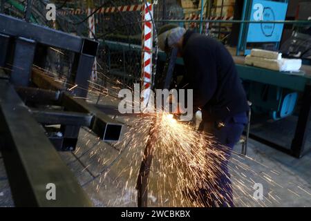 ©PHOTOPQR/NICE MATIN/Jean Francois Ottonello ; Menton ; 15/01/2024 ; Coulisses des präparatifs de la 90e Fete du Citron D Olympie a Menton, Ateliers Communaux de Menton Menton, Frankreich, 15. januar 2024 Vorbereitungen für das Zitronenfest Stockfoto