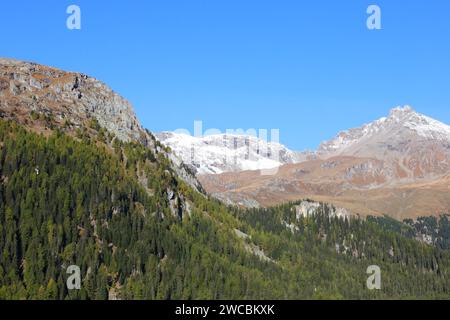 Blick auf einen Berg im Naturpark Beverin in der Schweiz Stockfoto