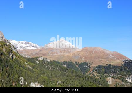 Blick auf einen Berg im Naturpark Beverin in der Schweiz Stockfoto