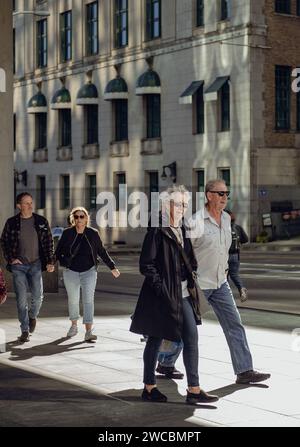 Leute, die in Vancouver, Kanada, in die Innenstadt laufen. Ein Paar auf einem Spaziergang. Moderne Architektur von Vancouver BC. Reisefoto, Straßenansicht - Oktober 1,2023 Stockfoto