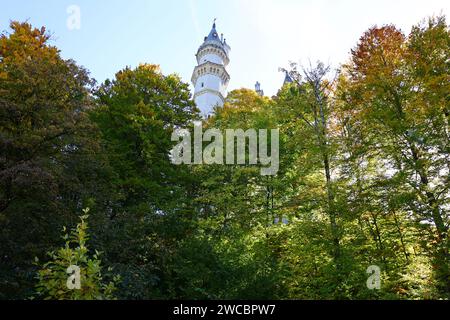 Das Schloss Neuschwanstein ist ein historisches Schloss aus dem 19. Jahrhundert auf einem schroffen Hügel am Fuße der Alpen im Süden Deutschlands Stockfoto