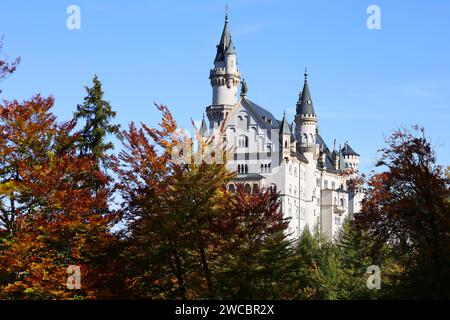 Das Schloss Neuschwanstein ist ein historisches Schloss aus dem 19. Jahrhundert auf einem schroffen Hügel am Fuße der Alpen im Süden Deutschlands Stockfoto