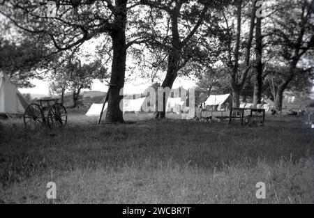 1938, historisch, ein Blick auf Zelte in einem Pfadfindercamp auf der Atherfield Farm, Atherfield, Isle of Wight, England, Großbritannien. Stockfoto