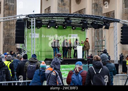 15.01.2024,Berlin,Kundgebung von Landwirtschaft und Transportgewerbe.Tausende von Traktoren sind in der Hauptstadt unterwegs.Bühne am Brandenburger Tor u.a mit Joachim Rukwied Präsident, Deutscher Bauernverband *** 15 01 2024,Berlin,Rallye Landwirtschaft und Verkehr Tausende von Traktoren sind in der Hauptstadt unterwegs unter anderem deutscher Bauernverband Stockfoto