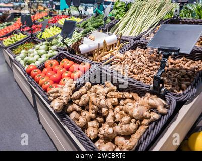 Gemüse wird im Supermarkt verkauft. Gemischtes Gemüse auf dem Markt mit einer Rolle Plastikbeutel. Stockfoto