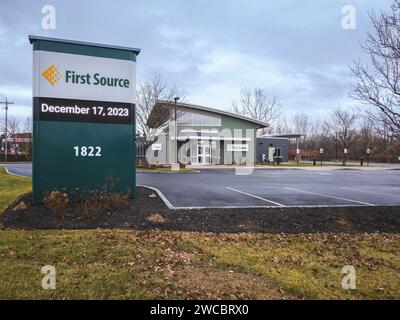 Rom, NY - 17. Dezember 2023: Die 1863 gegründete First Source Bank ist das größte lokal kontrollierte Finanzinstitut mit Hauptsitz in Indiana und mir Stockfoto