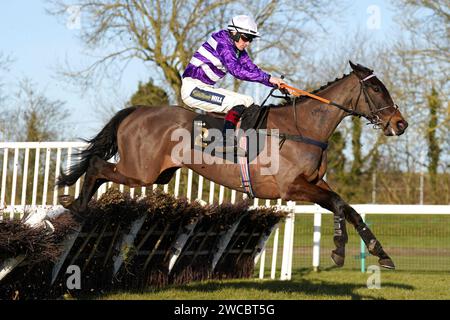 Aktenfoto vom 09.02.2023 von Rare Edition geritten von Jockey Sam Twiston-Davies. Charlie Longsdons vielversprechende Hürdler Rare Edition hat einen Schritt nach einem komfortablen Kempton-Erfolg gebuchten Trip. Ausgabedatum: Montag, 15. Januar 2024. Stockfoto