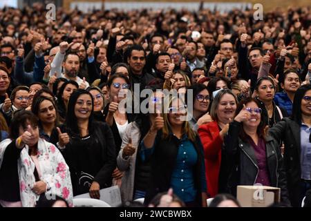 Bogota, Kolumbien. Januar 2024. Bogotas Bürgermeister Carlos Fernando Galan begrüßt und ernennt rund 5,500 neue Lehrer, die am 15. Januar 2024 an den Bezirksschulen von Bogota, Kolumbien, arbeiten werden. Foto: Cristian Bayona/Long Visual Press Credit: Long Visual Press/Alamy Live News Stockfoto