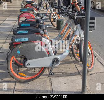 Thessaloniki, Griechenland - 22. Oktober 2023: Elektrofahrräder für Rent Ridemovi parken an der Straße im Stadtzentrum. Stockfoto