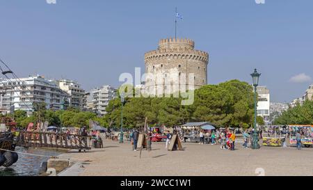 Thessaloniki, Griechenland - 22. Oktober 2023: Weißer Turm auf dem Thessaloniki Square Promenade Historisches Wahrzeichen am sonnigen Herbsttag. Stockfoto