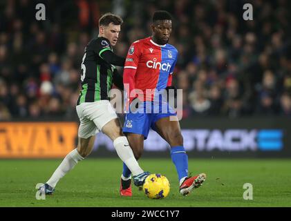 Jefferson Lerma von Crystal Palace kämpft gegen Pascal Gross von Brighton & Hove Albion. - Crystal Palace V Brighton & Hove Albion, Premier League, Selhurst Park Stadium, Croydon, Großbritannien - 21. Dezember 2023. Nur redaktionelle Verwendung – es gelten Einschränkungen für DataCo. Stockfoto