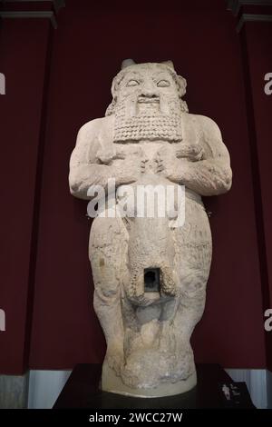 Istanbul, Türkei - 11. Dezember 2023: Skulptur von Bes in der Eingangshalle des Istanbuler Archäologischen Museums Stockfoto