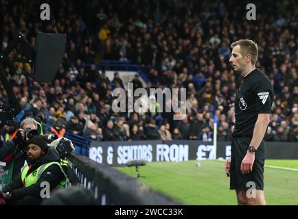 Schiedsrichter, Michael Salisbury sieht sich den Video Assistant Schiedsrichter-VAR-Monitor an. - Chelsea V Crystal Palace, Premier League, Stamford Bridge Stadium, London, Großbritannien - 27. Dezember 2023. Nur redaktionelle Verwendung – es gelten Einschränkungen für DataCo. Stockfoto