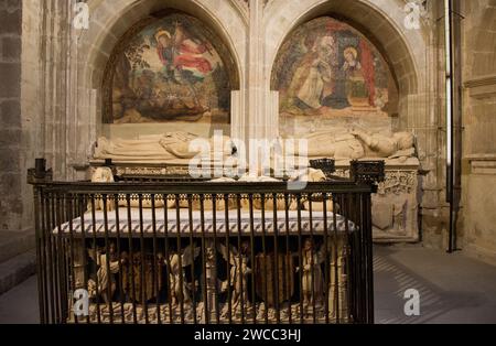 Santo Domingo de la Calzada, Kathedrale Salvador (romanisch, gotisch und barock, 12.-18. Jahrhundert). Im Vordergrundgrab von Pedro Suarez de Figuero Stockfoto