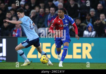 Michael Olise von Crystal Palace nimmt sich Christian Norgaard aus Brentford an. - Crystal Palace gegen Brentford, Premier League, Selhurst Park Stadium, Croydon, Großbritannien - 30. Dezember 2023. Nur redaktionelle Verwendung – es gelten Einschränkungen für DataCo. Stockfoto