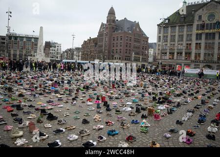 Tausende von Kinderschuhen werden auf dem Dam-Platz während einer Gedenkfeier für die Opfer von Kindern platziert, die während der israelischen Angriffe auf Gaza am 13. Januar 2024 in Amsterdam, Niederlande, getötet wurden. Außerdem werden die Kindernamen von berühmten Holländern vorgelesen. Tausende von Israelis und Palästinensern sind getötet worden, seit die militante Gruppe Hamas am 07. Oktober einen beispiellosen Angriff auf Israel aus dem Gazastreifen und die darauf folgenden israelischen Angriffe auf die palästinensische Enklave gestartet hat. (Foto: Mouneb Taim/INA Photo Agency/SIPA USA) Stockfoto