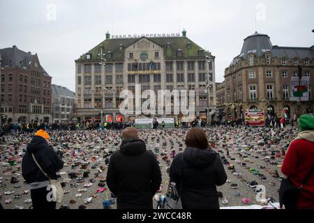 Tausende von Kinderschuhen werden auf dem Dam-Platz während einer Gedenkfeier für die Opfer von Kindern platziert, die während der israelischen Angriffe auf Gaza am 13. Januar 2024 in Amsterdam, Niederlande, getötet wurden. Außerdem werden die Kindernamen von berühmten Holländern vorgelesen. Tausende von Israelis und Palästinensern sind getötet worden, seit die militante Gruppe Hamas am 07. Oktober einen beispiellosen Angriff auf Israel aus dem Gazastreifen und die darauf folgenden israelischen Angriffe auf die palästinensische Enklave gestartet hat. (Foto: Mouneb Taim/INA Photo Agency/SIPA USA) Stockfoto