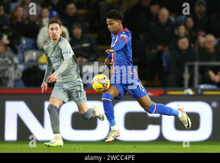 Matheus Franca vom Crystal Palace kämpft gegen James Garner von Everton. - Crystal Palace gegen Everton, Emirates FA Cup Dritte Runde, 3. Runde, Selhurst Park Stadium, Croydon, Großbritannien - 4. Januar 2024. Nur redaktionelle Verwendung – es gelten Einschränkungen für DataCo. Stockfoto