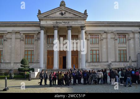 Istanbul, Türkei - 11. Dezember 2023: Gebäude des Museums Archäologie in Istanbul. Lokale Schulkinder warten auf einen Ausflug Stockfoto