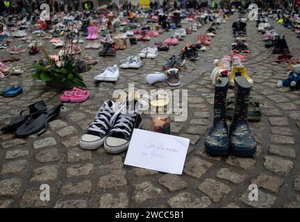 Tausende von Kinderschuhen werden auf dem Dam-Platz während einer Gedenkfeier für die Opfer von Kindern platziert, die während der israelischen Angriffe auf Gaza am 13. Januar 2024 in Amsterdam, Niederlande, getötet wurden. Außerdem werden die Kindernamen von berühmten Holländern vorgelesen. Tausende von Israelis und Palästinensern sind getötet worden, seit die militante Gruppe Hamas am 07. Oktober einen beispiellosen Angriff auf Israel aus dem Gazastreifen und die darauf folgenden israelischen Angriffe auf die palästinensische Enklave gestartet hat. (Foto: Mouneb Taim/INA Photo Agency/SIPA USA) Stockfoto