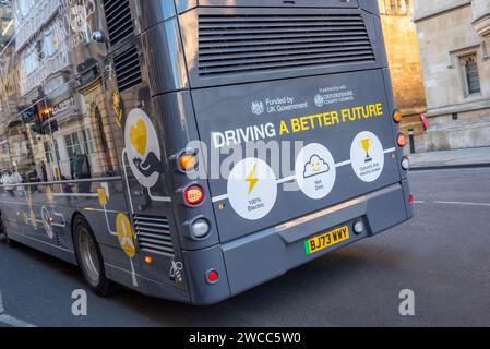Einer von Oxford's Flotte neuer 100 % Elektrobusse im Stadtzentrum von Oxford, Januar 2024 Stockfoto