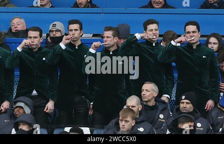 Argylle-Filmschauspieler machen sich für den Umzug an der Stamford Bridge bekannt und putzen dort die Zähne hinter Mauricio Pochettino Manager des Chelsea Dugout. - Chelsea gegen Fulham, Premier League, Stamford Bridge Stadium, London, UK - 13. Januar 2024. Nur redaktionelle Verwendung – es gelten Einschränkungen für DataCo. Stockfoto