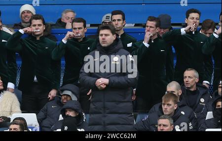 Argylle-Filmschauspieler machen sich für den Umzug an der Stamford Bridge bekannt und putzen dort die Zähne hinter Mauricio Pochettino Manager des Chelsea Dugout. - Chelsea gegen Fulham, Premier League, Stamford Bridge Stadium, London, UK - 13. Januar 2024. Nur redaktionelle Verwendung – es gelten Einschränkungen für DataCo. Stockfoto