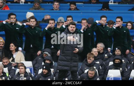 Argylle-Filmschauspieler machen sich für den Umzug an der Stamford Bridge bekannt und putzen dort die Zähne hinter Mauricio Pochettino Manager des Chelsea Dugout. - Chelsea gegen Fulham, Premier League, Stamford Bridge Stadium, London, UK - 13. Januar 2024. Nur redaktionelle Verwendung – es gelten Einschränkungen für DataCo. Stockfoto