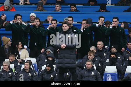 Argylle-Filmschauspieler machen sich für den Umzug an der Stamford Bridge bekannt und putzen dort die Zähne hinter Mauricio Pochettino Manager des Chelsea Dugout. - Chelsea gegen Fulham, Premier League, Stamford Bridge Stadium, London, UK - 13. Januar 2024. Nur redaktionelle Verwendung – es gelten Einschränkungen für DataCo. Stockfoto