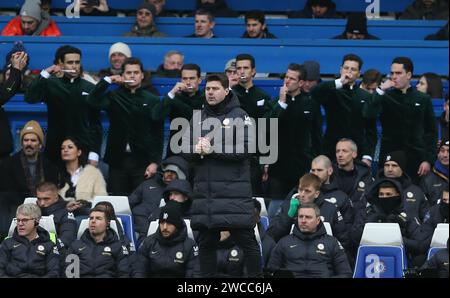 Argylle-Filmschauspieler machen sich für den Umzug an der Stamford Bridge bekannt und putzen dort die Zähne hinter Mauricio Pochettino Manager des Chelsea Dugout. - Chelsea gegen Fulham, Premier League, Stamford Bridge Stadium, London, UK - 13. Januar 2024. Nur redaktionelle Verwendung – es gelten Einschränkungen für DataCo. Stockfoto