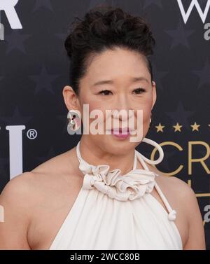 Sandra Oh kommt bei den 29. Jährlichen Critics Choice Awards, die am Sonntag, dem 14. Januar 2024, im Barker Hangar in Santa Monica, KALIFORNIEN, stattfinden. (Foto: Sthanlee B. Mirador/SIPA USA) Stockfoto