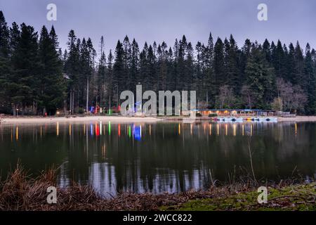 Das Bootshaus und der See für Bootstouren, Center Parcs, Longleat Stockfoto