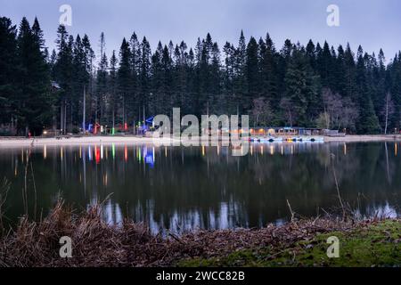 Das Bootshaus und der See für Bootstouren, Center Parcs, Longleat Stockfoto