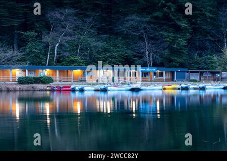 Das Bootshaus und der See für Bootstouren, Center Parcs, Longleat Stockfoto