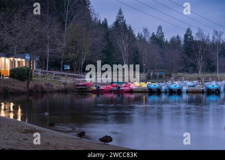 Das Bootshaus und der See für Bootstouren, Center Parcs, Longleat Stockfoto