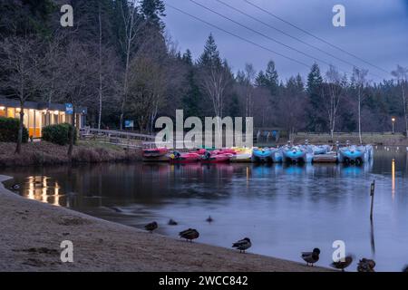 Das Bootshaus und der See für Bootstouren, Center Parcs, Longleat Stockfoto