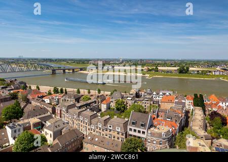 Blick auf den Waal Fluss mit Frachtflüssen vorbei an der niederländischen Stadt Nijmegen Stockfoto