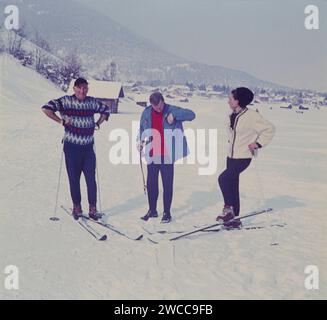 Skifahrer GER, 20240101, Aufnahme ca. 1956, Skifahrer in den Alpen, mit Blick ins Tal *** Skier GER,20240101, Foto ca. 1956, Skier in den Alpen, Blick ins Tal Stockfoto