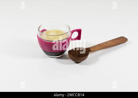 Kaffeemehl, Holzlöffel und Espresso-Tasse auf weißem Hintergrund Stockfoto