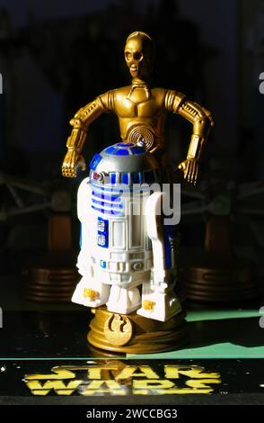 Foto eines humanoiden Roboters C-3PO und eines R2-D2-Astromech-Droiden-Schachspiels aus einem Vintage 1999 A La Carte Star Wars Schach-Sammler-3D-Schachset-Brettspiel Stockfoto