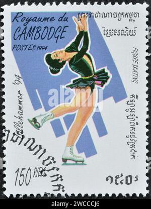 Von Kambodscha gedruckte Briefmarke, auf der Eiskunstlauf, die Olympische Winterspiele in Lillehammer, um 1994 gezeigt wird. Stockfoto