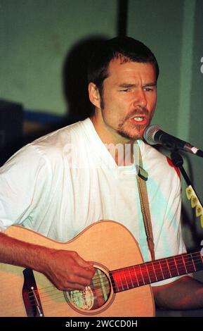 Stuart Adamson, Leadsänger von The Skids und Big Country, spielte am 2. September 1994 in London bei einem Solo-Auftritt Stockfoto