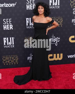 Los Angeles, USA. Dezember 2022. Tracee Ellis Ross kommt bei den 29. Jährlichen Critics Choice Awards, die am Sonntag, dem 14. Januar 2024, im Barker Hangar in Santa Monica, KALIFORNIEN, stattfinden. (Foto: Sthanlee B. Mirador/SIPA USA) Credit: SIPA USA/Alamy Live News Stockfoto