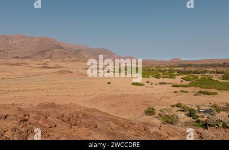 Schotterstraßen schlängeln sich durch ein felsiges Gebiet am Rande der Namib-Wüste im Erongo-Bezirk im Nordwesten Namibias. Stockfoto