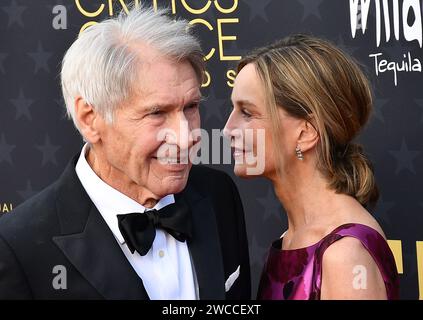 Santa Monica, USA. Januar 2024. Harrison Ford, Calista Flockhart, nahm am 14. Januar 2024 an den 29. Annual Critics Choice Awards im Barker Hangar in Santa Monica, Kalifornien, Teil. Foto: C Flanigan/imageSPACE/SIPA USA Credit: SIPA USA/Alamy Live News Stockfoto